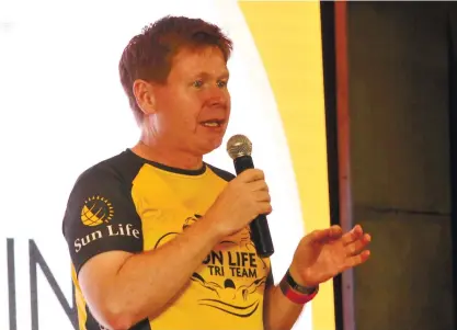  ?? (SUN.STAR FOTO/RUEL ROSELLO) ?? FINANCIAL FITNESS. Sun Life Asia President Kevin Strain, who visited Cebu for the Ironman 70.3 Asia Pacific Championsh­ip, says he sees “so many strengths in this country in terms of long-term growth.” Sun Life fielded several participan­ts to the...