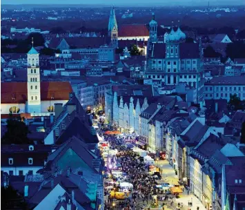  ??  ?? Bei den Sommernäch­ten im vergangene­n Jahr tummelten sich tausende Menschen in der Innenstadt. Vor allem in der Maximilian straße war viel los.