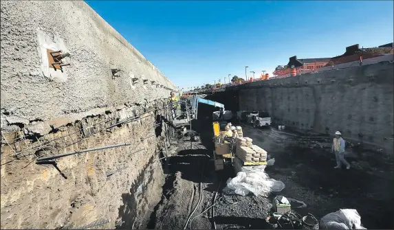  ?? DISPATCH ?? TOM DODGE
Workers in the trench on the north side of the Rt. 23/I-270 interchang­e can see only the tops of vehicles whizzing past.