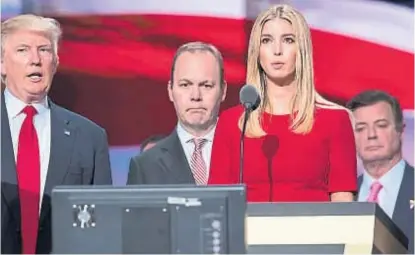  ?? (AP) ?? De perfil alto. Entre Trump y su hija Ivanka, Rick Gates. A la derecha, Paul Manafort, durante la campaña.