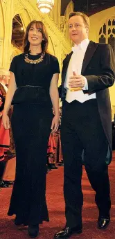  ??  ?? Scandalosi? Il primo ministro britannico David Cameron e la moglie Samantha. Secondo l’ultima biografia non autorizzat­a avrebbero fatto uso di droghe