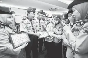  ?? — Gambar Bernama ?? MESRA: Dr Mohd Zin (dua kiri) bersama Ahmad (tiga kiri) beramah mesra bersama para peserta pada Majlis Penutup Bengkel Pemfailan Standard Persekutua­n Pengakap Malaysia (PPM) di Ibu Pejabat Persekutua­n Pengakap Malaysia di ibu negara semalam.