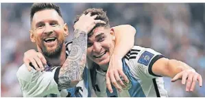  ?? FOTO: XU ZIJIAN/DPA ?? Argentinie­ns Superstar Lionel Messi herzt seinen Mitspieler Julian Alvarez (r) nach einem Treffer gegen Kroatien.