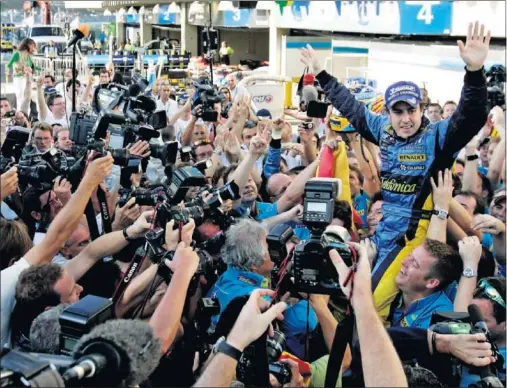  ??  ?? EN LA CIMA DEL MUNDO. Fernando Alonso celebraba hace diez años en Brasil su segundo título de campeón del mundo de Fórmula 1.