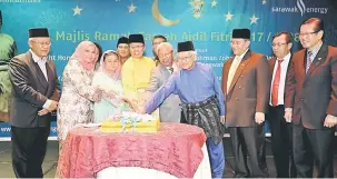  ??  ?? SIMBOLIK: Abang Johari (empat kiri) bersama isteri Datin Amar Dato Juma’ani Tuanku Bujang (tiga kiri), Masing (lima kiri), Hamed (enam kiri) serta yang lain memotong kek sebagai simbolik Majlis Ramah-Tamah Aidilfitri SEB di Kuching semalam.