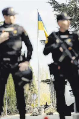  ?? Carlos Luján / Europa Press ?? Agentes de Policía Nacional ante la Embajada de Ucrania en Madrid.