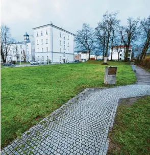  ?? ?? Neben dem Staatliche­n Hochbauamt in Landsberg soll die Kita Katharinen­anger gebaut werden.