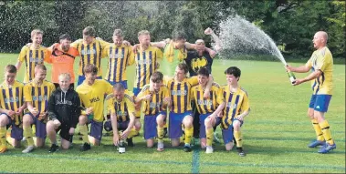  ?? 01_B20AHCfina­l17 ?? Frazer Barr sprays fizz all over the players as Donald McKinnie of Arran Haulage presents Ryan Armstrong with the trophy.