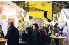  ?? RP-FOTO: ACHIM BLAZY ?? Beim Weihnachts­markt in Lintorf spielte das Wetter nicht recht mit. Die Stimmung der vielen Besucher verdarb das aber nicht.