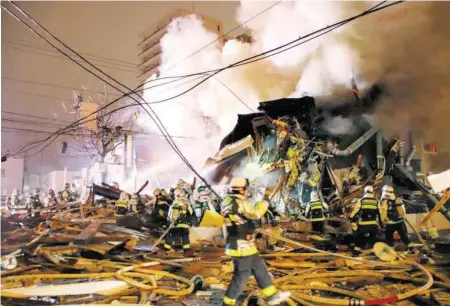  ?? –AP ?? Les pompiers ont découvert une scène de chaos, dimanche soir. Ils ont mis des heures à maîtriser le sinistre.