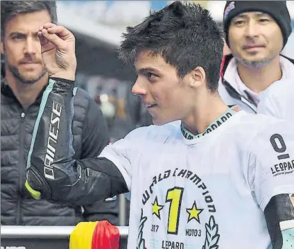  ?? FOTO: AP ?? Joan Mir se proclamó campeón del Mundo de Moto3 en Phillip Island después de que se parara la carrera por la aparición de la lluvia