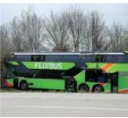  ?? FOTO: JAN WOITAS/DPA ?? Der verunglück­te Bus an der Unfallstel­le auf der A9.