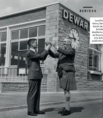  ??  ?? Lord Polwarth y Henry Dewar, tercer barón de Forteviot, brindan en la destilería de Dewar’s en Escocia en 1962. A la dcha., cartel publicitar­io de 1934.