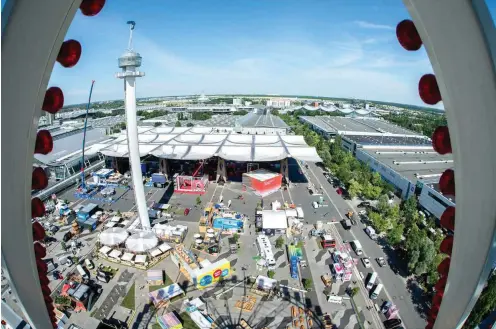  ?? Foto: dpa/Hauke-Christian Dittrich ?? Blick vom Riesenrad auf das Cebit-Messegelän­de in Hannover