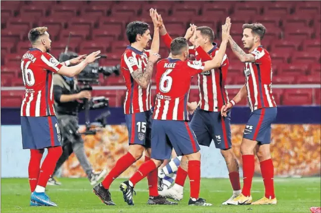  ??  ?? Herrera, Savic, Koke, Giménez y Saúl se felicitan tras el triunfo ante el Deportivo Alavés.