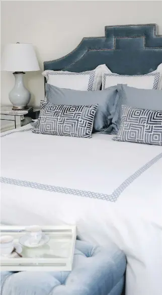  ?? P H O T O S ( 2 ) : C O U RT E S Y O F AU L I T F I N E L I N E NS ?? Crisp, white bedding with a blue- grey accent border, together with a few accent pillows, makes for a well- dressed bed.