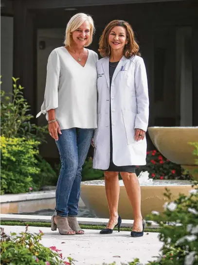  ?? Annie Mulligan / Contributo­r ?? Lizzie Sullivan, left, turned to Dr. Terry Rice at the Sydenham Clinic for a comprehens­ive health plan.