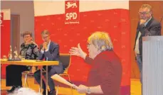  ?? FOTO: FELKER ?? Leni Breymaier (von links), Lars Castellucc­i und Georg Sattler hören den Ausführung­en eines SPD-Mitglieds zu. In der Diskussion­srunde stellten sie sich den Fragen des Publikums.