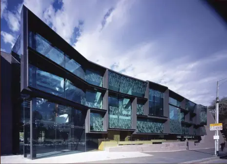  ??  ?? (Left) Nigel Peck Centre for Learning and Leadership, Melbourne Grammar School (2007). Photograph:
Trevor Mein