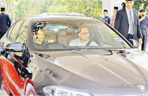  ?? — Bernama photo ?? Sultan Hassanal Bolkiah leaving Seri Perdana in a limousine after the meeting with Anwar as the passenger.