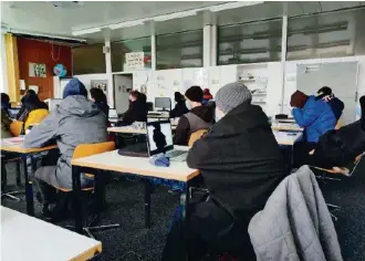  ?? 20MIN COMMUNITY ?? Das frierende Klassenzim­mer: Schüler in der Berufsschu­le Muttenz.