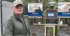  ?? STACY SQUIRES/STUFF ?? Christchur­ch’s Swan Lake free water owner, Duncan Laing, having put two expensive taps each with a water flow meter, will be asking for donations.