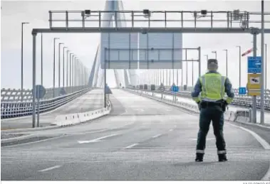  ?? JULIO GONZÁLEZ ?? Un guardia civil controla el acceso del segundo puente durante la manifestac­ión de julio del año pasado.