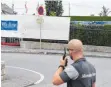  ?? FOTO: DPA ?? Sichtschut­z und Security: Das DFB- Team trainiert in Évian dieser Tage lieber geheim.