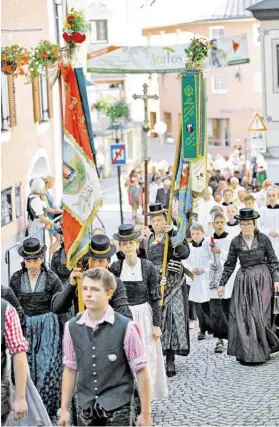  ??  ?? Saalfelden­s Vereine marschiert­en ein letztes Mal für den scheidende­n Dechant Roland Rasser auf.