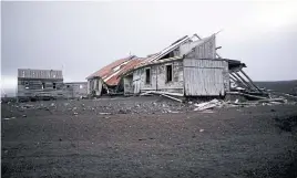  ??  ?? HUMANS WERE HERE: A derelict house belonging to an old whaling factory is seen on Deception Island.