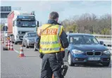  ?? FOTO: SEEGER/DPA ?? Die Deutsche Polizeigew­erkschaft in Baden-Württember­g wünscht sich schärfere Kontrollen an den Grenzen.