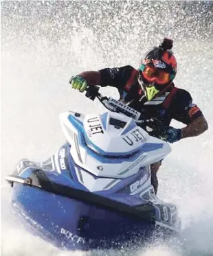  ?? FUENTE EXTERNA ?? Uno de los pilotos se desplaza en su bólido durante la competenci­a de jet ski celebrada en Boca Chica.