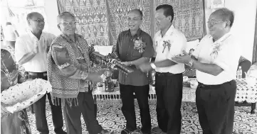  ??  ?? Longouse chieftain Luang (second left) presents a memento to Masir (centre) at the gathering.