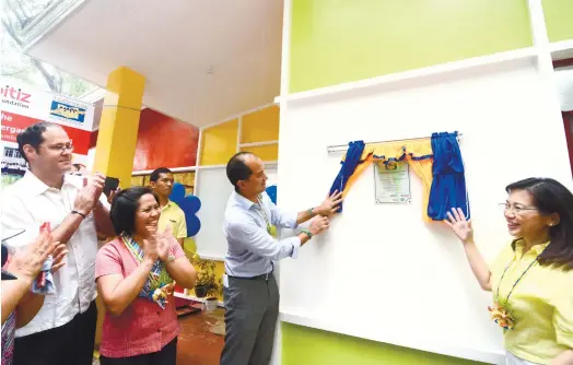 ?? (SUN.STAR FOTO/ALEX BADAYOS) ?? SCHOOL BUILDING. Pinky Aquino-Abellada (right), chairperso­n of the Aklat Gabay, Aruga Tungo sa Pag-angat at Pag-asa (Agapp), and Sebastian Lacson, chief operating officer of Visayan Electric Co., unveil the marker of the new Agapp pre-school building...