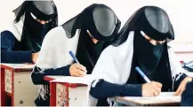  ??  ?? يمنيات يؤدين االختبارات النهائية في إحدى المدارس الثانوية في صنعاء. (أ.ف.ب)