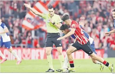  ?? EFE ?? Un lance del Athletic-atlético de Madrid, el contenido más visto del mes de febrero en TV.