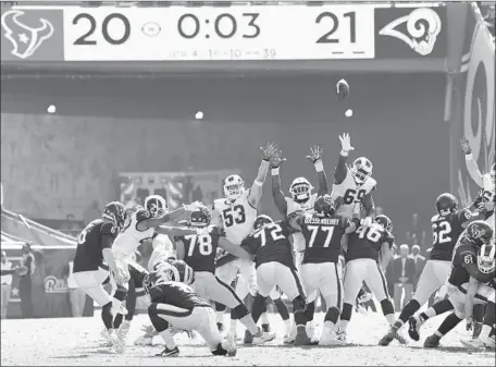  ?? Photograph­s by Wally Skalij Los Angeles Times ?? HOUSTON’S Nick Rose misses what would have been a winning field goal from 57 yards on the final play of the game at the Coliseum.