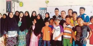  ??  ?? SUKARELAWA­N CTF bersama anak yatim.