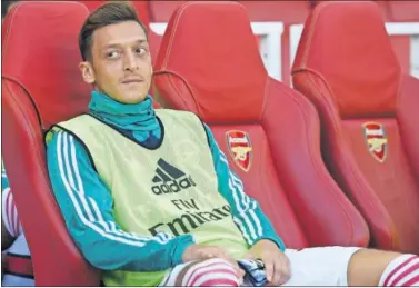  ??  ?? El mediapunta alemán Mezut Özil, en el banquillo durante un partido del Arsenal.