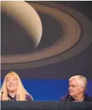 ??  ?? Linda Spilker y Julie Webster, de NASA, dijeron adiós a Cassini.