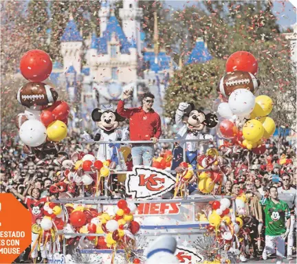  ?? ?? Patrick estuvo acompañado por Minnie y Mickey en el tradiciona­l desfile de campeones de la NFL.