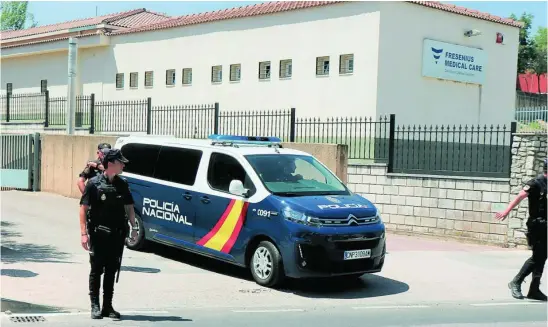  ?? EFE ?? Los dos investigad­os fueron conducidos a prisión en furgón policial la semana pasada tras su comparecen­cia ante la jueza en Cáceres