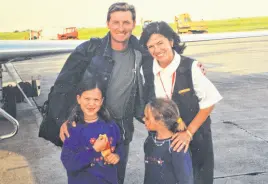  ?? CONTRIBUTE­D ?? In this undated photo at the Sydney airport, Leslie MacArthur, right, and her two children take a photo with hockey great Wayne Gretzky on the tarmac.