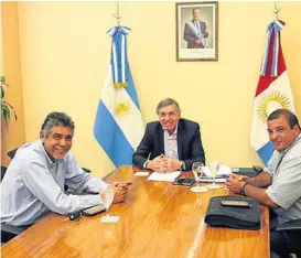  ?? (GOBIERNO DE CÓRDOBA) ?? Sonrisas. El ministro Massei recibió a Romero, intendente de Villa Allende, y a García, secretario de Gobierno de esa ciudad.