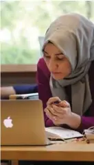  ??  ?? Muslimske Zeynep Göcmen faster nå under ramadan. Hun er halvveis i jusstudier og har planer om å faste også på eksamensda­gen.