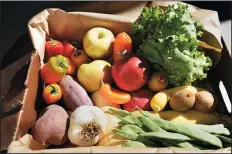  ?? JOHN WALKER/FRESNO BEE ?? A box of produce from Harvest Fields Organic Farm. A new report indicates that increasing organic agricultur­e and slashing food waste and meat consumptio­n could alleviate some of the world’s hunger problems.