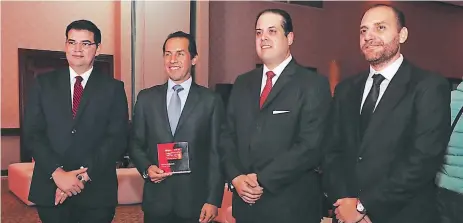 ??  ?? Carlos Girón, Juan Carlos Ramírez, Mario Rojas y Miguel Bonilla presentaro­n la nueva tarjeta de crédito Atlántida Puma Flota.
