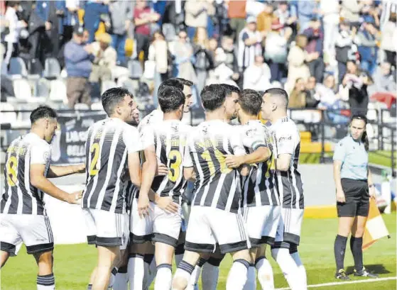  ?? ANDRÉS RODRÍGUEZ ?? Los futbolista­s del Badajoz celebran el tanto anotado en el primer minuto ante el Numancia.