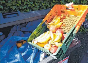  ?? FOTO: CARMEN JASPERSEN/DPA ?? Die meisten von der SZ befragten Supermarkt­ketten sichern ihre Abfallbehä­lter gegen die Entnahme weggeworfe­ner Lebensmitt­el.