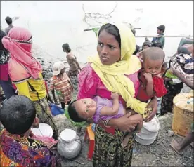  ?? REUTERS / MOHAMMAD PONIR HOSSAIN ?? Refugiats Una dona rohingya amb els seus fills, a Teknaf, Bangla Desh.